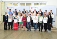 Wirtshaus in Mittelberg holte sich “Krone der Gastlichkeit” LR Erich Schwärzler (l.) und Obfrau von GenussRegion Österreich