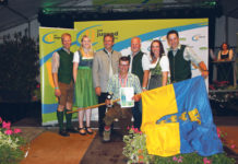 Spitzenleistungen beim Bundesentscheid Pflügen Hannes Heigl (Mitte) überzeugte beim diesjährigen Bundesentscheid Pflügen in der Kategorie Drehpflug mit seinen Leistungen und freute sich über den ersten Platz.
