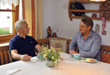 Wenn Bauern Farmer werden Der Mut der Jungen und die Erfahrung der Älteren ist eine sehr gute Ergänzung. Johann Schuster (l.) im Gespräch mit Leonhard Gmeiner