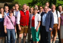 Almgespräch im Zeichen des Klimawandels Landwirtschaftsminister Andrä Rupprechter (1. Reihe