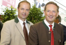 Aufbruchstimmung bei der Holzmesse LK-Präsident Johann Mößler (l.) und LR Christian Benger bei der Holzmesse in Klagenfurt