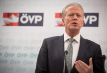 Mitterlehner fordert kompletten TTIP-Neustart Vizekanzler Mitterlehner will die TTIP-Verhandlungen neu starten.