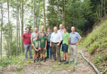 Aktive Waldbewirtschaftung bringt‘s Auf die vielfältigen Leistungen einer aktiven Waldbewirtschaftung wurde im Rahmen einer Waldbegehung in Kleinzell mit LK-Präsident Hermann Schultes aufmerksam gemacht.