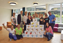 SVB-Gesundheitsaktionen: Erholung, Therapie und Persönlichkeitsbildung Christine Katzlberger-Laimer (stehend 3.v.l.) und Josef Striegl (2.v.l.) zu Besuch bei Kindern und Betreuern in Spital am Pyhrn. Der Lindenhof unter der Leitung von Maria und Georg Schürrer (r. außen) ist seit langem Kooperationspartner.