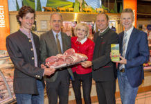 Saisonauftakt für das Fleisch vom Almschwein V. l.: Gabriel Juen (Dias Alm)