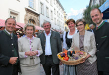 Biofest in Hall begeisterte wieder die Besucher Veranstalter und bäuerliche Vertreter sind glücklich ob des schönen Herbstwetters (v. l.): LHStv. Josef Geisler