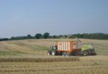 Von der automatischen Datenerfassung zum effektiven Betriebsmanagement Mit Sensoren auf dem Feld gewonnene Daten können auf Online-Plattformen automatisch übertragen und am Smartphone unterwegs oder zu Hause am PC genau analysiert und ausgewertet werden.