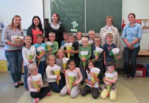 Bäuerinnen verteilten gesunde, regionale Schultüten an Auracher Erstklässler Auracher Bäuerinnen überraschten die Schüler mit gesunden Schultüten.