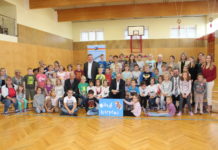 Heute ist Weltschulmilchtag Schulkinder mit Mütter und Lehrkräfte der Volksschule Pama mit Landesschulratspräsident Heinz Josef Zitz