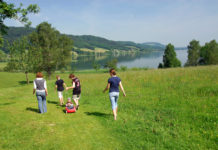 Lebensmittel wichtiger als Freizeitvergnügen Salatschüssel für Kühe oder barfuß im Gras als Freizeitvergnügen - Eigentum muss gewahrt bleiben.