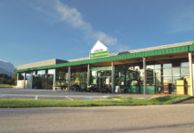 Raiffeisen-Lagerhaus Gmunden-Laakirchen: 70.900 m2 Vielfalt Immer in Bewegung: Das Raiffeisen-Lagerhaus Gmunden-Laakirchen hat sich in den letzten Jahrzehnten zu einem modernen Betrieb und gleichzeitig attraktiven Arbeitgeber entwickelt.