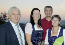 Green Care-Zertifikat für den Köglhof Vizepräsident Adalbert Resetar (l.) mit Familie Kögl