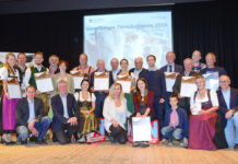 Beispielhafter Einsatz für das Tierwohl Vordere Reihe: LK Präsident Josef Moosbrugger (1. v. l.) und LR Erich Schwärzler (2. v. l.) mit den Preisträgern