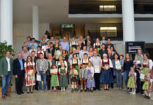 Eindrucksvolle Leistungen in Sachen Natur- und Landschaftspflege geehrt LR Rauch (l.) und LR Schwärzler (2. v. l.) mit den ausgezeichneten Wiesenmeisterinnen und Wiesenmeistern