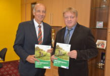 Fortbildung hat einen hohen Stellenwert LK-Präsident Hautzinger (l.) und LFI-Geschäftsführer Pötz präsentierten den neuen Bildungskatalog.