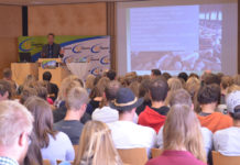 Innovative Impulse beim LJ-Jungunternehmertag Rund 200 interessierte Junglandwirte informierten sich beim Bäuerlichen Jungunternehmertag der Landjugend.