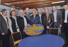 Hopfenernte: Ein gutes Jahr mit Spitzenqualität Die Bonitierungskommission rund um Geschäftsführer Hermann Bayer (r.) und Obmann Josef Reiter (3.v.l.)