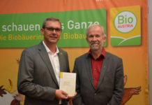 Bio Austria OÖ diskutiert Umweltenzyklika Bio-Austria-OÖ-Obmann Franz Waldenberger mit Michael Rosenberger