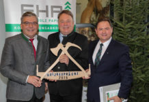 Heimischer Forst- und Holzsektor zeigt Flagge Salzburgs Agrarlandesrat Josef Schwaiger