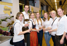 Mit dem Bus bequem zum NÖ Bauernbundball Damit im "So schmeckt NÖ"-Weindorf mit gutem Gewissen das eine oder andere Glaserl genossen werden kann