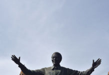 Südafrika: Türöffner mit Schwierigkeiten Nelson Mandela war der erste schwarze Präsident (1994 bis 1999) Südafrikas. Er war wichtigster Wegbereiter des versöhnlichen Übergangs von der Apartheid zu einem gleichheitsorientierten Staatswesen. Die Statue steht in Pretoria