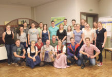 Volkstanz ist bei Jugend am Land sehr beliebt Mit jungen begeisterten Volkstänzerinnen und Volkstänzern fand auch in Atzelsdorf ein "Junges Tanzleiterseminar" statt. Viele Tanzpaare nützten die Möglichkeit sich nicht nur volkstänzerisch