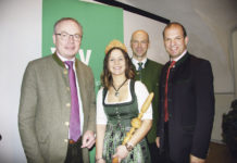 Holzverwendung ist aktiver Klimaschutz Anna-Maria Gebhart wurde zur Waldkönigin gekrönt. Es gratulierten (v. l.): LR Stephan Pernkopf