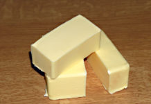 Strenge Bestimmungen für den Begriff “Milch” In Supermärkten sind Ersatzprodukte nicht mehr zu übersehen. Pizzakäse