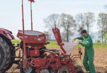 Nachbaulizenz bei Saatgut wird 2017 Thema Soll der Sortennutzer bei Nachbausaatgut eine Lizenz zahlen? Die Saatgutwirtschaft will das.