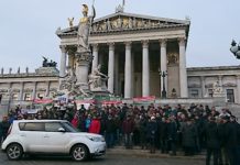 Arge Kompost&Biogas: Wer pro E-Mobilität ist, muss auch pro heimischen Ökostrom sein Die Erneuerbaren-Verbände forderten bei einer Kundgebung vor dem Parlament den Ausbau des Ökostroms.