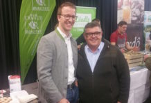 Die Kennzeichnung muss verbessert werden LAbg. Christian Gantner (l.) und Gastronom Joschi Walch überzeugten sich vor Ort von der hohen Qualität der Produkte "vo dô".