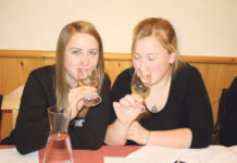 Wissen über den Most Neben Betriebsbesichtigungen stand bei der "Best of Practice"- Most-Tour auch eine Sensorik-Grundschulung mit Erkennen von Fehlermosten am Weiterbildungsprogramm.