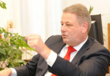 Politische Power für ländliche Regionen Landwirtschaftsminister Andrä Rupprechter stellt das Jahr 2017 unter das Motto: "Politik für den ländlichen Raum".