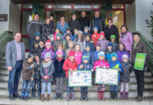 Aktionstag “Lebensmittel sind kostbar” in Vorarlberger Schulen Die Schülerinnen und Schüler freuten sich riesig über den Hauptpreis. Im Bild rechts: Landes- und Bundesbäuerin Andrea Schwarzmann