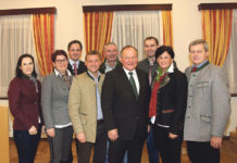 Konferenzen in allen Bezirken Zu den aktuellen Fragen der Agrarpolitik referierte im Bezirk Tulln LK-Präsident NAbg. Hermann Schultes und stellte sich im Anschluss auch den kritischen Fragen der interessierten Bauernbundfunktionärinnen und -funktionären.