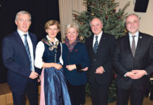 Stimmungsvoller Weihnachtsempfang Die Geschäftsführung der Kultur Region.NÖ gemeinsam mit LH Erwin Pröll und Gattin Sissi.