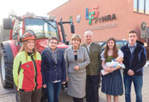 LFS-Zusammenführung: Fahrplan wurde fixiert LR Barbara Schwarz (3. v. l.) mit den Direktoren Rosina Neuhold (2. v. l.) und Franz Fidler (3. v. r.) sowie Schülern der LFS Sooß und Pyhra.