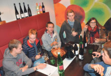 Landjugendliche lernen von den Besten Neben den fachlichen Gesprächen wurde natürlich so manch edler Tropfen verkostet.