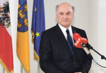 “Politisch handeln heißt, Verantwortung tragen” Erwin Pröll gab am Dienstag seinen Rückzug aus der Politik bekannt. Er werde am kommenden Landesparteitag im März nicht mehr als Landesparteiobmann kandidieren und danach auch die Position als Landeshauptmann übergeben.