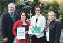 “Schule am Bauernhof”: 100. Betrieb vorgestellt Manuela Buchner (2. v. l.) wurde als 100. "Schule am Bauernhof"-Anbieterin ausgezeichnet. Es gratulierten (v.l.): BBK-Obmann Thomas Handler