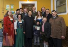 Milch und Bioprodukte als Exportschlager Großer "Bahnhof" beim Joglbauer in Obertrum. Die Freude an der Landwirtschaft und das Engagement der Familie haben den chinesischen Landwirtschaftsminister (m.) beeindruckt.