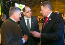 Potentiale ausschöpfen um das Besondere anzubieten Vl. Abg.z.NR Franz Eßl im Gespräch mit dem deutschen Landwirtschaftsminister Christian Schmid und Bundesminister Andrä Rupprechter auf der Grünen Woche in Berlin.