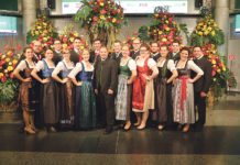 LJ zeigte vollen Einsatz am NÖ Bauernbundball Die Mitglieder des Landesvorstands der Landjugend NÖ (am Foto) und zahlreiche helfende Hände aus vielen Landjugendgruppen Niederösterreichs bewiesen Einsatzbereitschaft.