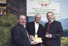 Heumilch kooperiert mit der Schweiz Präsentierten die Vorhaben der Arge Heumilch: Karl Neuhofer (l.) und Andreas Geisler (r.) mit Walter Münger