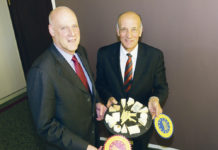 Auch das Burgenland präsentiert sich in Berlin AMA Marketing-Aufsichtsratsvorsitzender LK-Präsi-dent Franz Stefan Haut-zinger (r.) und AMA Marketing-Geschäftsführer Michael Blass