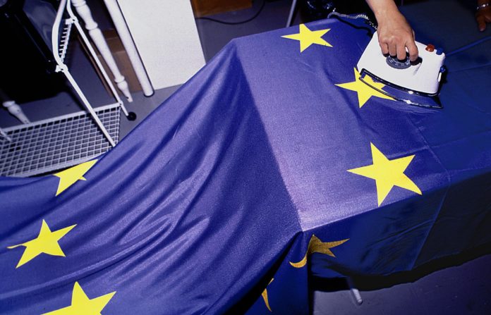 Europaflagge wird aufgebuegelt