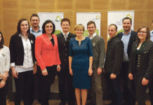 Educa: Agrarpolitik aus der ersten Reihe verfolgt Die Educa-Teilnehmer mit Köstinger (5.v.l.) und McGuinness (m.)