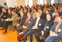 In präziser Landtechnik liegt die Zukunft Gefüllter Saal und hochkarätige Tagungsteilnehmer/Referenten (1. R.