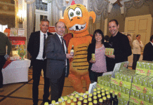 Genussland-Produzenten setzen auf Kindersortiment Lehner (l.) und Hiegelsberger (2.v.l.) bei der Präsentation des neuen Kindersortiments auf der Genussland-Produzenten-Messe