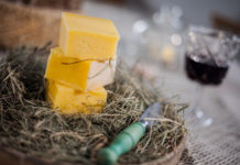 Arge Heumilch erhält erstmalig Zuwachs aus Kärnten In der Kaslab"n wird Ziegen- und Kuhmilch zur gelben Palette verarbeitet.